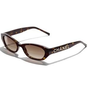 New Chanel Limited Edition rectangle sunglasses A71280 from 2018 collection.